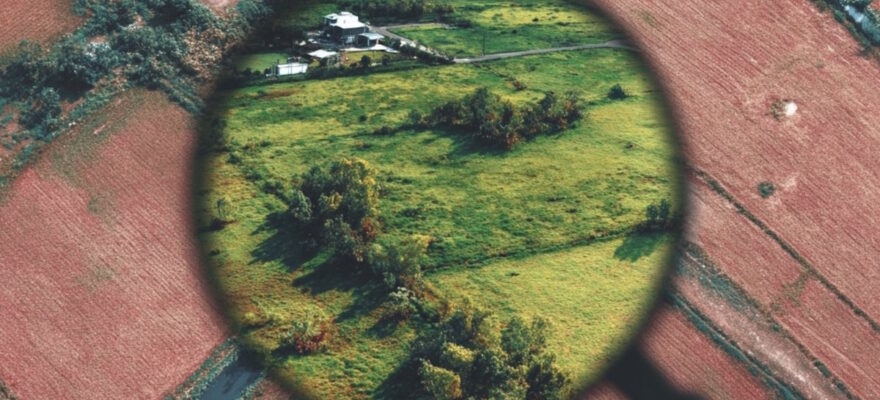 Вид з висоти на земельну ділянку крізь лінзу
